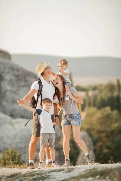 Dağlarda güzel bir aile. Turizm. Kampanya. Sonbahar.