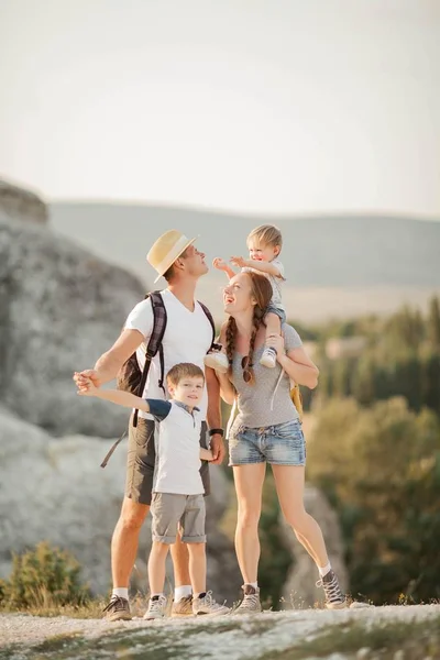 Dağlarda güzel bir aile. Turizm. Kampanya. Sonbahar.