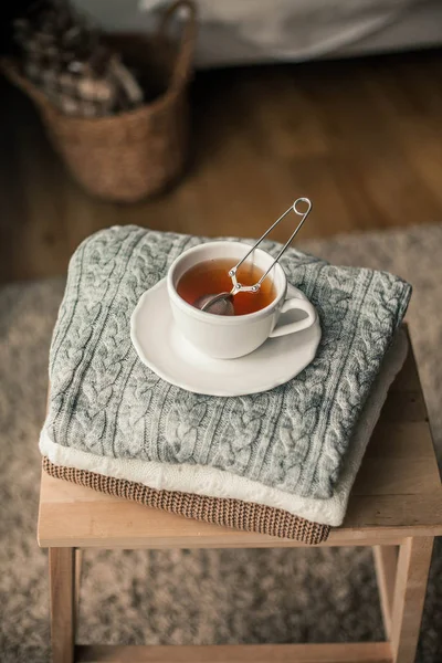 Photo tonique. Décor d'automne. Une tasse de thé chaud, des pulls tricotés. Confortable. Automne . — Photo