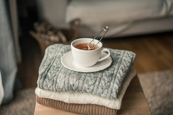 Toned photo. Autumn decor. A mug of hot tea, Knitted sweaters . Cozy. Autumn. — Stock Photo, Image