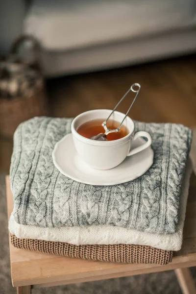 Toned фото. Осенний интерьер. Кружку горячего чая, вязаные свитера. Уютно. Осень . — стоковое фото
