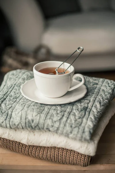 Toned фото. Осенний интерьер. Кружку горячего чая, вязаные свитера. Уютно. Осень . — стоковое фото