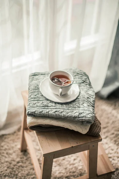 Toned photo. Autumn decor. A mug of hot tea, Knitted sweaters . Cozy. Autumn. — Stock Photo, Image