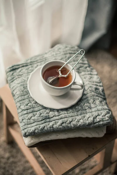 Toned photo. Autumn decor. A mug of hot tea, Knitted sweaters . Cozy. Autumn. — Stock Photo, Image