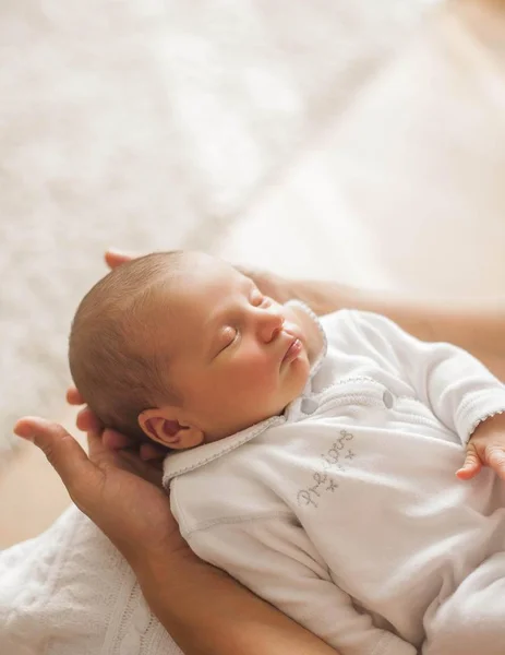 Söta nyfödda barn sover i mammas armar. Moderskap. — Stockfoto