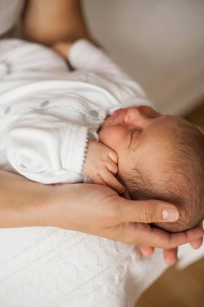 Närbild. Söta nyfödda barn sover i mammas armar. Moderskap. — Stockfoto