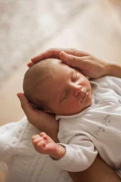 Söta nyfödda barn sover i mammas armar. Moderskap. — Stockfoto