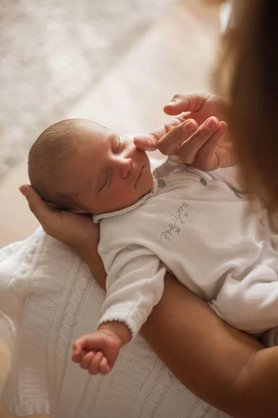 Söta nyfödda barn sover i mammas armar. Moderskap. — Stockfoto