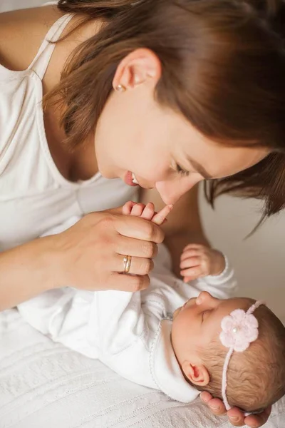 Yakın plan. Bebeğin annesinin ellerindeki sapı. Yeni doğmuş şirin bebek annesinin kollarında uyuyor. Annelik. — Stok fotoğraf