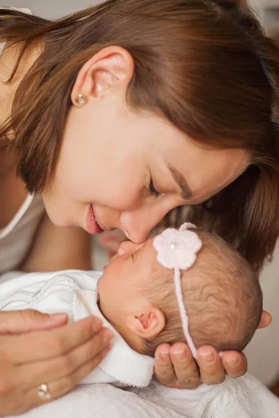 Nahaufnahme. niedliches Neugeborenes, das in den Armen der Mutter schläft. Mutterschaft. — Stockfoto