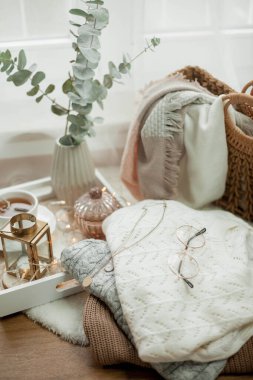 Tonlu fotoğraf. Sonbahar dekoru. Bir laptop, bir kupa sıcak çay, bir çörek, mumlar. Samimi. Sonbahar.