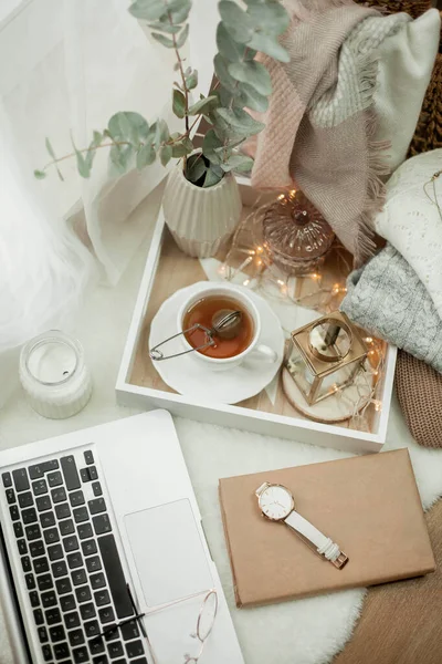 Foto tonica. Arredo autunnale. Un portatile, una tazza di te 'caldo, un panino, delle candele. Accogliente. Autunno . — Foto Stock