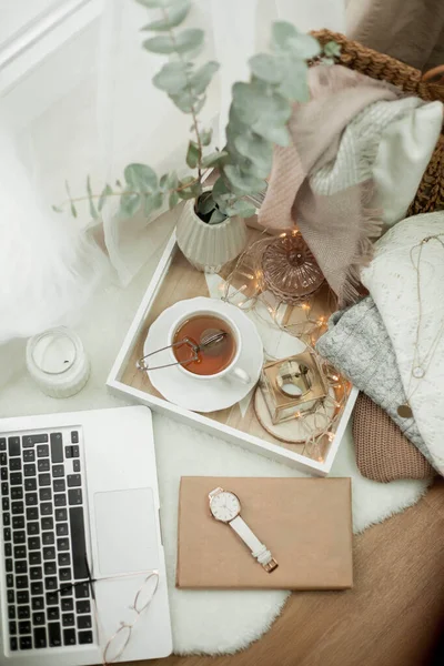 Foto tonica. Arredo autunnale. Un portatile, una tazza di te 'caldo, un panino, delle candele. Accogliente. Autunno . — Foto Stock