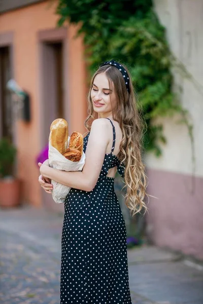 Uma Bela Jovem Numa Cidade Europeia Tem Uma Baguete Francesa — Fotografia de Stock