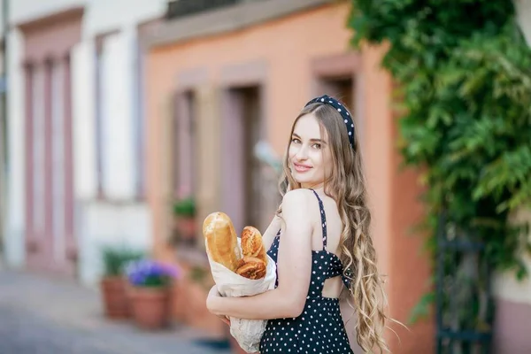 Avrupa Genç Güzel Bir Kadın Fransız Ekmeği Tutuyor Fransız Tarzı — Stok fotoğraf