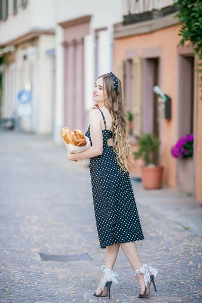 Beautiful Young Woman European City Holds French Baguette French Style — Stock Photo, Image