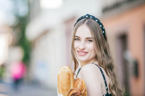 Uma Bela Jovem Numa Cidade Europeia Tem Uma Baguete Francesa — Fotografia de Stock