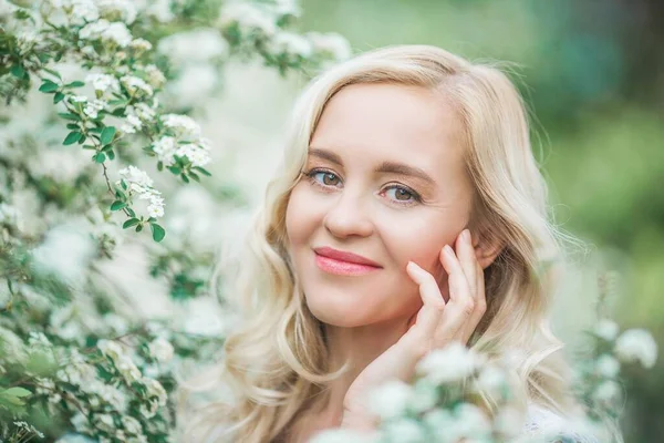 Portret Pięknej Młodej Blondynki Białych Kwiatach Wiosenny Portret Młodej Kobiety — Zdjęcie stockowe