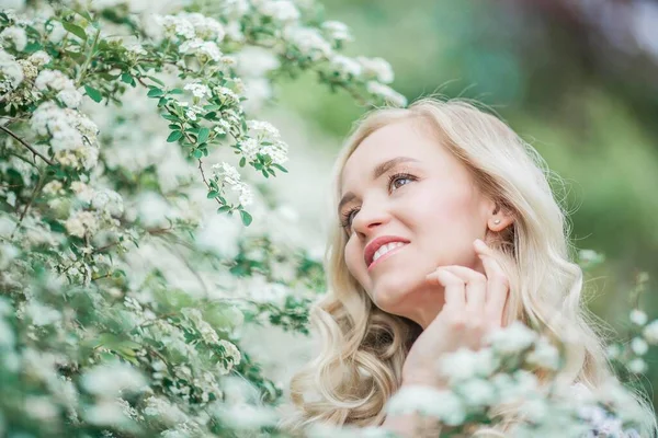 Портрет Красивої Молодої Блондинки Білих Квітках Весняний Портрет Юної Жінки — стокове фото