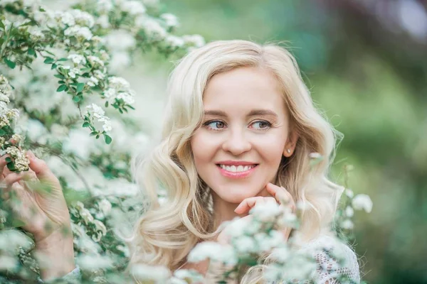 Retrato Uma Bela Jovem Loira Flores Brancas Retrato Primavera Uma — Fotografia de Stock