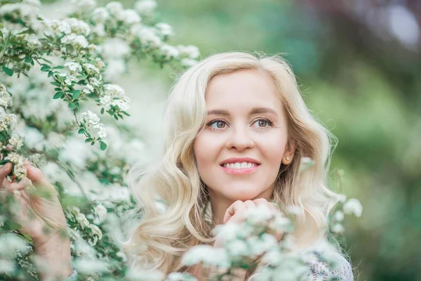 Portret Pięknej Młodej Blondynki Białych Kwiatach Wiosenny Portret Młodej Kobiety — Zdjęcie stockowe