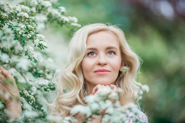 Porträt Einer Schönen Jungen Blondine Weißen Blüten Frühlingsporträt Einer Jungen — Stockfoto