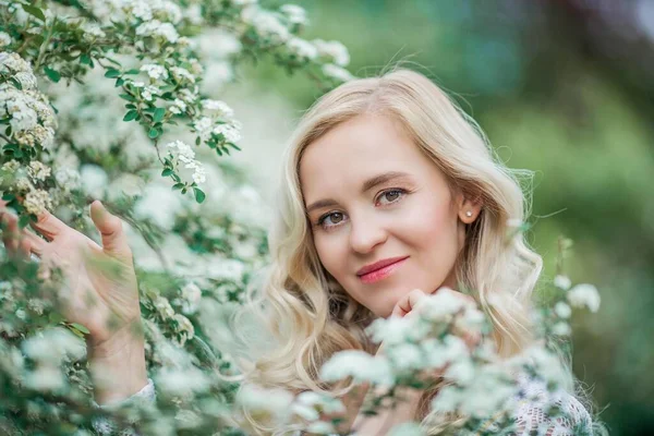 Retrato Uma Bela Jovem Loira Flores Brancas Retrato Primavera Uma — Fotografia de Stock