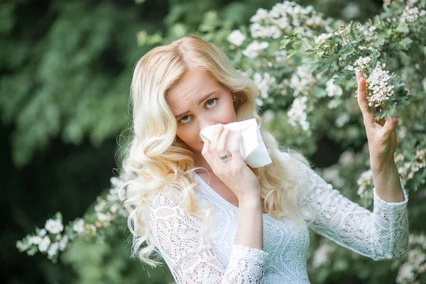 Porträt Einer Schönen Jungen Blondine Die Allergien Leidet Frühlingsporträt Einer — Stockfoto