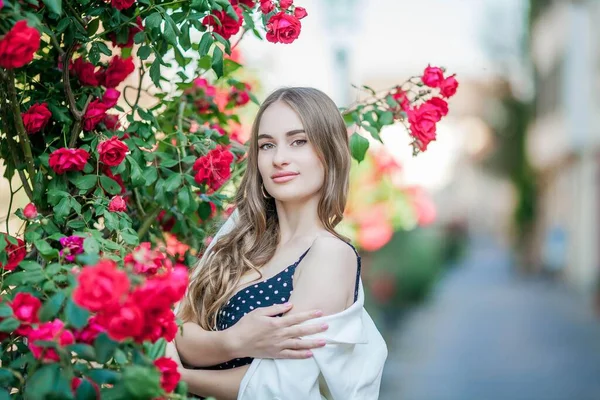 Jovem Mulher Bonita Caminha Uma Cidade Europeia Retrato Uma Jovem — Fotografia de Stock