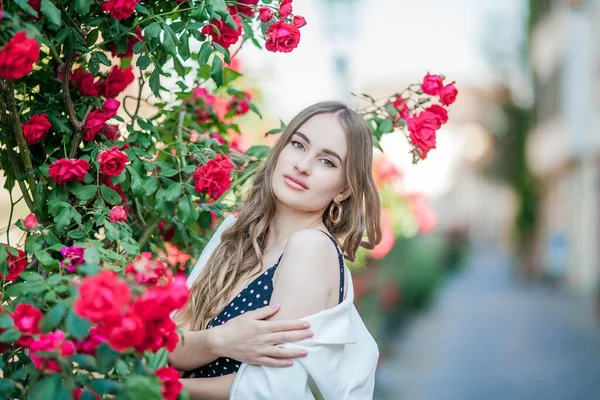 Genç Güzel Bir Kadın Bir Avrupa Şehrinde Yürüyor Çiçek Açan — Stok fotoğraf
