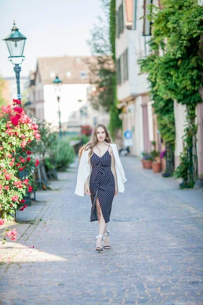 Jeune Belle Femme Promène Dans Une Ville Européenne Portrait Une — Photo