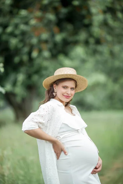 Πορτρέτο Μιας Νεαρής Όμορφης Εγκύου Μια Έγκυος Ψάθινο Καπέλο Περπατάει — Φωτογραφία Αρχείου