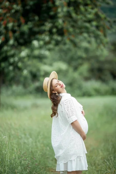 Porträtt Ung Vacker Gravid Kvinna Gravid Kvinna Halmhatt Går Parken — Stockfoto