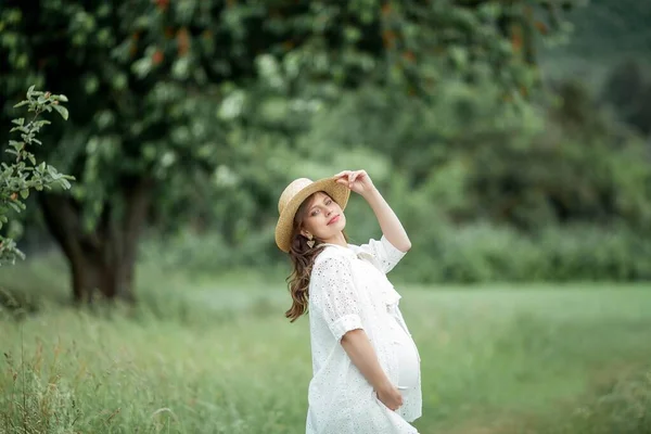 Retrato Uma Jovem Mulher Grávida Bonita Uma Mulher Grávida Com — Fotografia de Stock