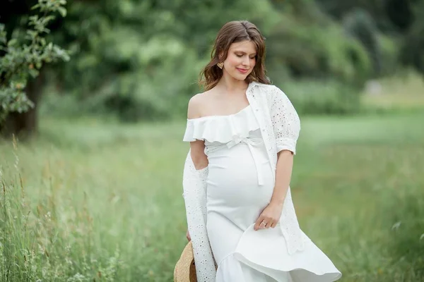 Πορτρέτο Μιας Νεαρής Όμορφης Εγκύου Μια Έγκυος Ψάθινο Καπέλο Περπατάει — Φωτογραφία Αρχείου