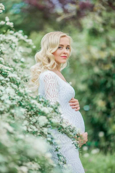 Ung Vacker Gravid Kvinna Spets Vit Klänning Promenader Blommande Park — Stockfoto