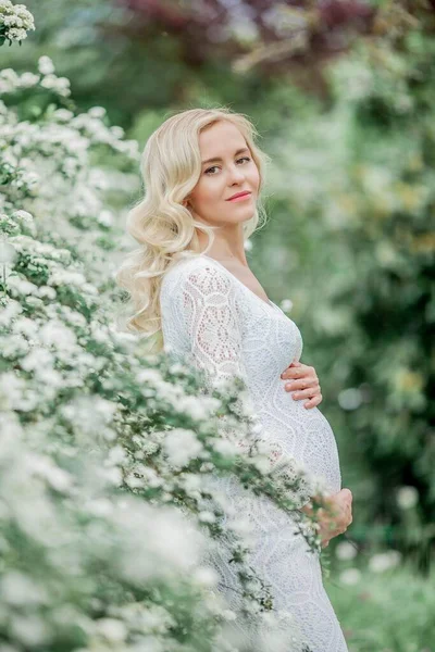 Ung Vacker Gravid Kvinna Spets Vit Klänning Promenader Blommande Park — Stockfoto