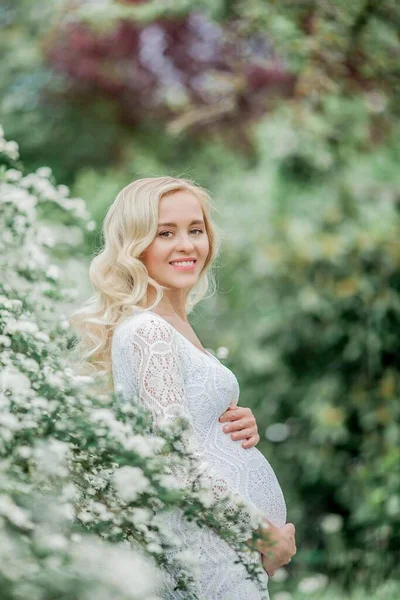 Ung Vacker Gravid Kvinna Spets Vit Klänning Promenader Blommande Park — Stockfoto