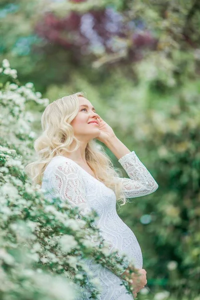 Ung Vacker Gravid Kvinna Spets Vit Klänning Promenader Blommande Park — Stockfoto