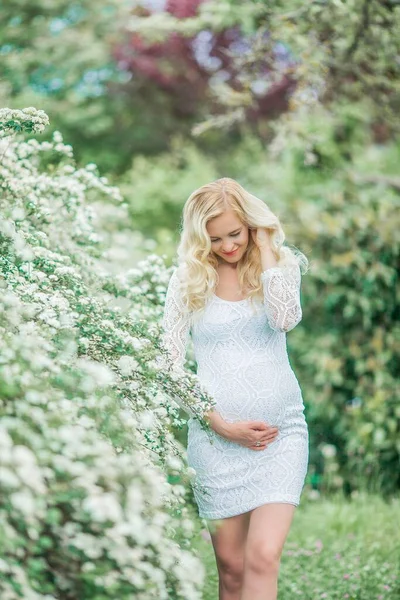 Giovane Bella Donna Incinta Abito Bianco Pizzo Passeggiate Parco Fiorito — Foto Stock