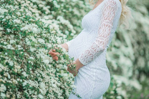 Jovem Mulher Grávida Bonita Vestido Branco Renda Caminha Parque Florido — Fotografia de Stock