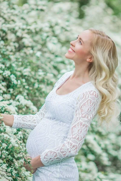 Ung Vacker Gravid Kvinna Spets Vit Klänning Promenader Blommande Park — Stockfoto