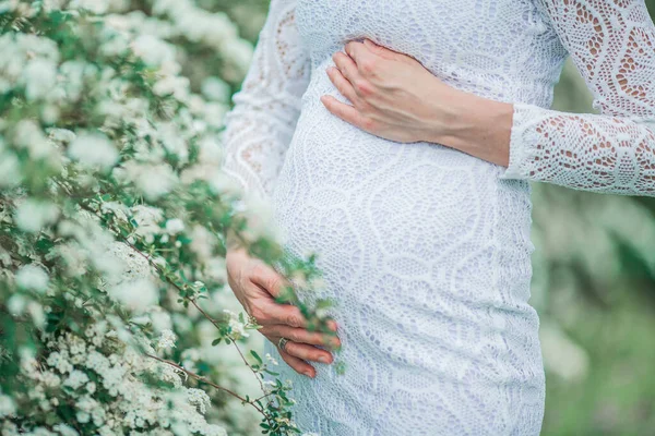 Ung Vacker Gravid Kvinna Spets Vit Klänning Promenader Blommande Park — Stockfoto