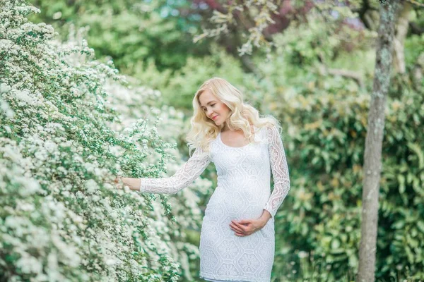 Jovem Mulher Grávida Bonita Vestido Branco Renda Caminha Parque Florido — Fotografia de Stock