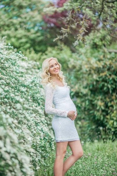 Joven Mujer Embarazada Hermosa Vestido Blanco Encaje Camina Parque Con —  Fotos de Stock