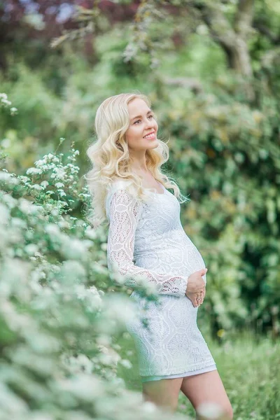 Ung Vacker Gravid Kvinna Spets Vit Klänning Promenader Blommande Park — Stockfoto