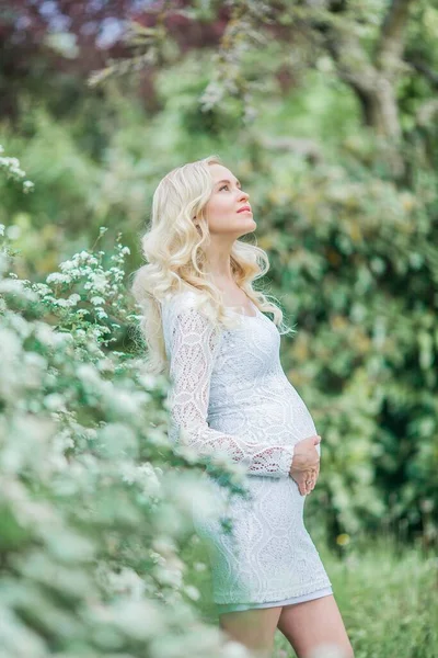 Giovane Bella Donna Incinta Abito Bianco Pizzo Passeggiate Parco Fiorito — Foto Stock