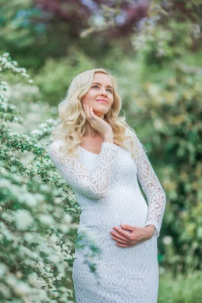 Ung Vacker Gravid Kvinna Spets Vit Klänning Promenader Blommande Park — Stockfoto