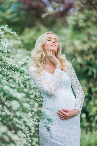 Jovem Mulher Grávida Bonita Vestido Branco Renda Caminha Parque Florido — Fotografia de Stock