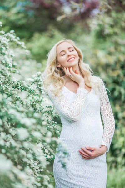 Joven Mujer Embarazada Hermosa Vestido Blanco Encaje Camina Parque Con —  Fotos de Stock